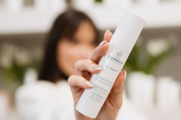 Mujer aplicando Radiance Serum con efecto piel luminosa