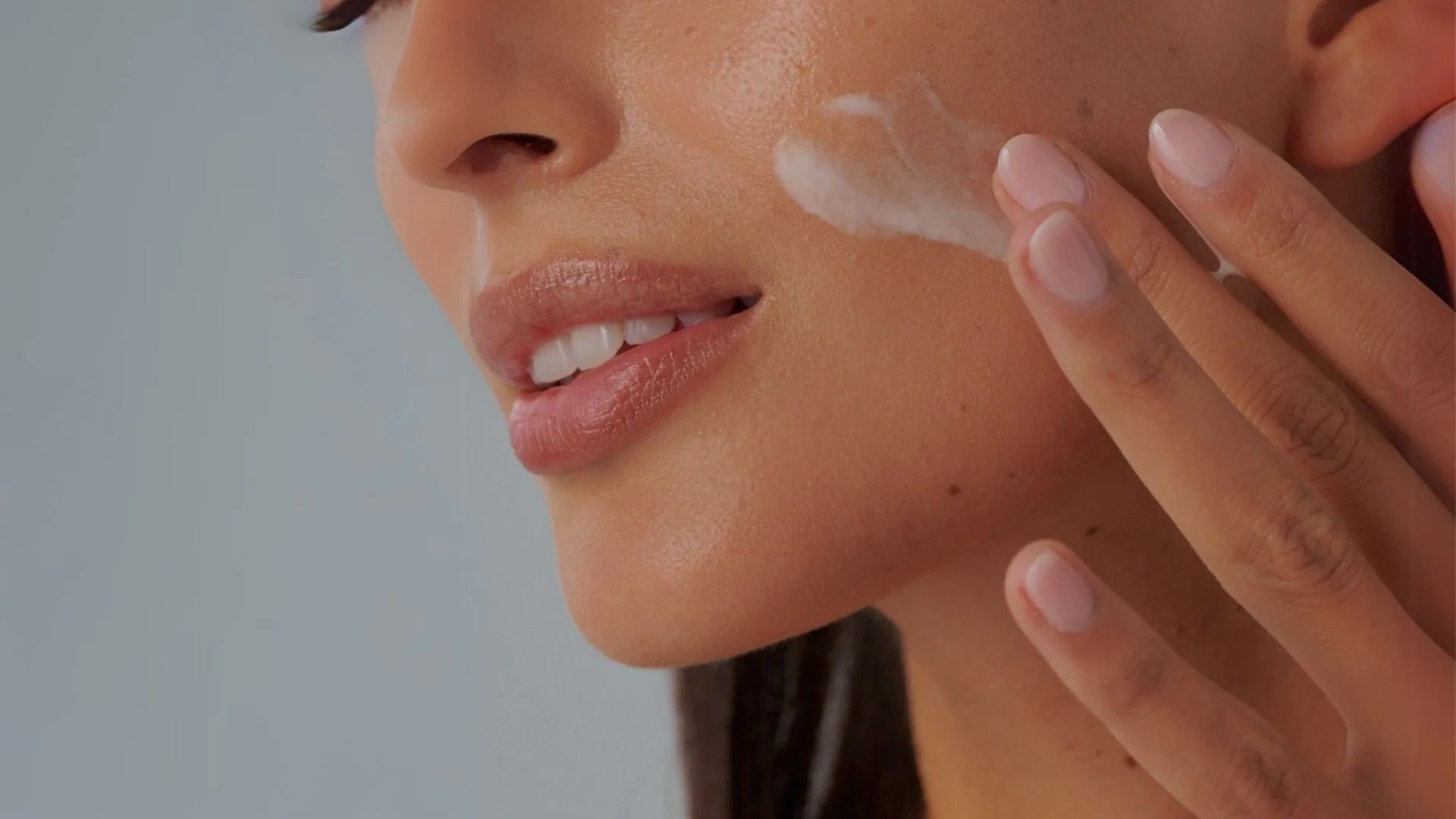 Mujer aplicando crema facial con textura ligera, representando la coleccion FARMA DORSCH para piel mixta, formulada para equilibrar zonas grasas y secas, aportar hidratacion y mejorar la textura sin brillos.