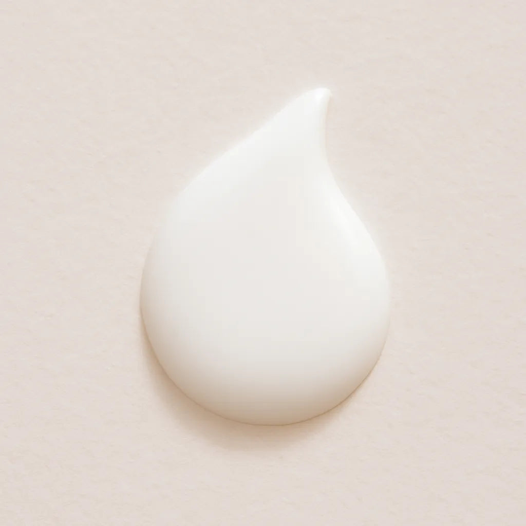 Ingrediente activo Niacinamida Vitamina V3 textura leche corporal Farma Dorsch con propiedades seborreguladoras, antiinflamatorias y antiedad para tratamiento facial y reduccion de manchas sobre fondo blanco suave en cosmetica natural española, skincare productos con niacinamida.