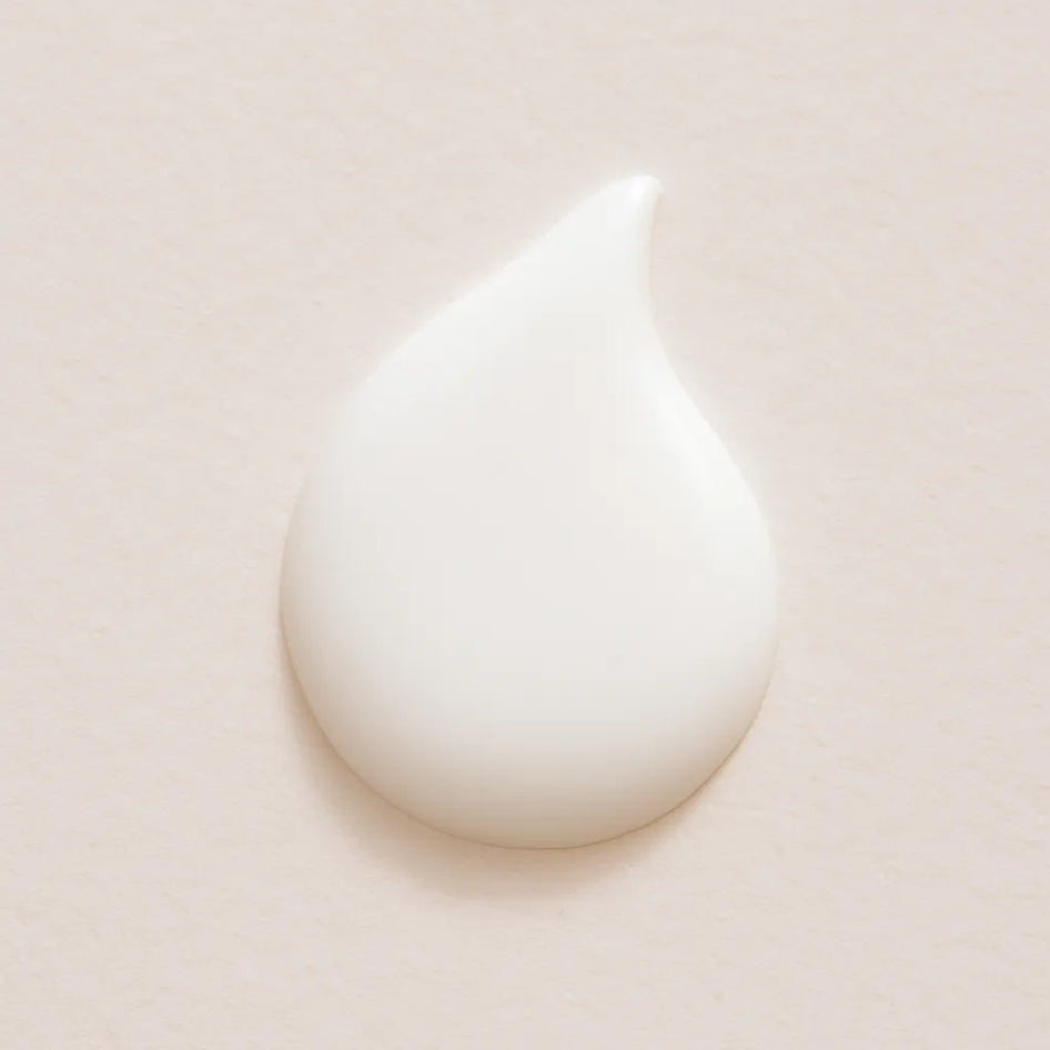 Ingrediente activo Niacinamida Vitamina V3 textura leche corporal Farma Dorsch con propiedades seborreguladoras, antiinflamatorias y antiedad para tratamiento facial y reduccion de manchas sobre fondo blanco suave en cosmetica natural española, skincare productos con niacinamida.