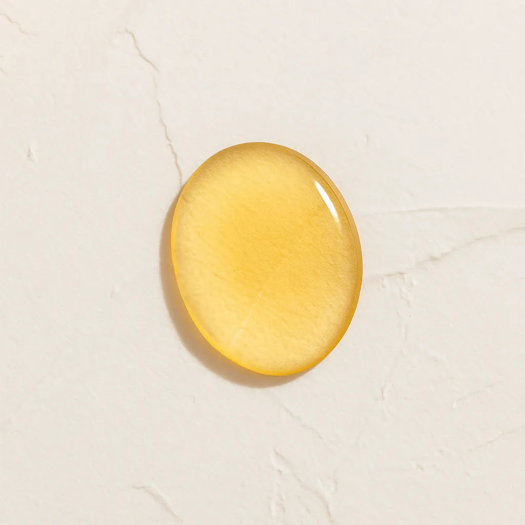 Gota dorada Ingrediente activo Acido Maslinico de Oliva Farma Dorsch con potentes propiedades antioxidantes, antiinflamatorias y antiedad para tratamiento facial y corporal sobre fondo blanco texturizado en cosmetica natural española