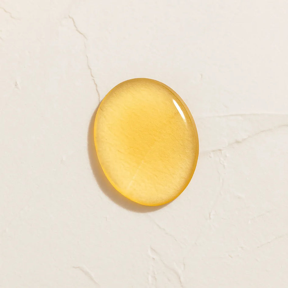 Gota dorada Ingrediente activo Acido Maslinico de Oliva Farma Dorsch con potentes propiedades antioxidantes, antiinflamatorias y antiedad para tratamiento facial y corporal sobre fondo blanco texturizado en cosmetica natural española