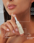 Mujer aplicando un sérum facial de Farma Dorsch en formato ampolla, que contiene ingredientes activos como vitamina A (retinol), vitamina C estabilizada, vitamina F y alfahidroxiácidos naturales, indicados sobre la imagen.