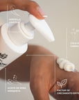 Aplicación de crema FARMA DORSCH sobre el dorso de la mano, mostrando su textura y fórmula rica en ingredientes naturales como centella asiática, cola de caballo, aceite de rosa mosqueta y factor de crecimiento epitelial. Tratamiento reparador y reafirmante para el cuidado de la piel.