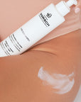 Aplicación de la crema antiestrías STRETCH MARKS de FARMA DORSCH en la zona de los glúteos. Tratamiento corporal que ayuda a prevenir y reducir la apariencia de estrías con fórmula de alta tolerancia para piel sensible. Textura cremosa y fácil absorción.