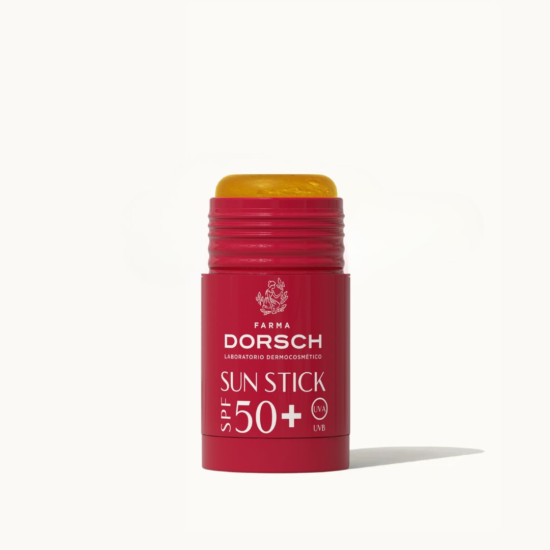 Imagen del protector solar en stick SUN STICK SPF 50+ de FARMA DORSCH, Fotoprotector facial de alta protección con acabado invisible, ideal para reaplicación rápida y precisa sobre zonas sensibles. Apto para todo tipo de piel, incluso sensible. y toda la familia