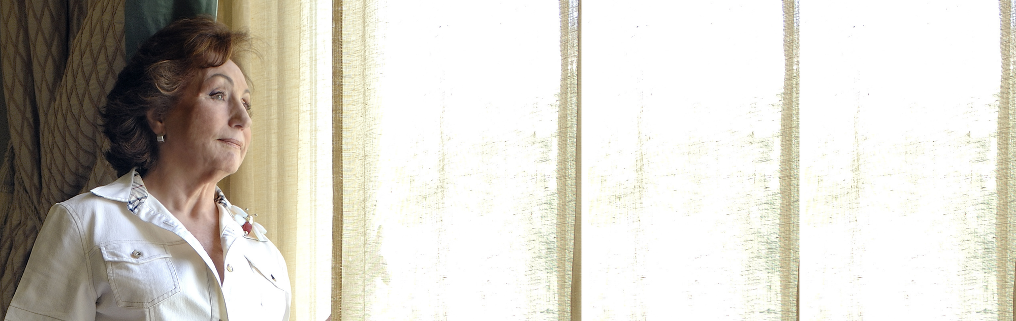 Mujer mirando por la ventana FRIDDA DORSCH fundadora de FARMA DORSCH