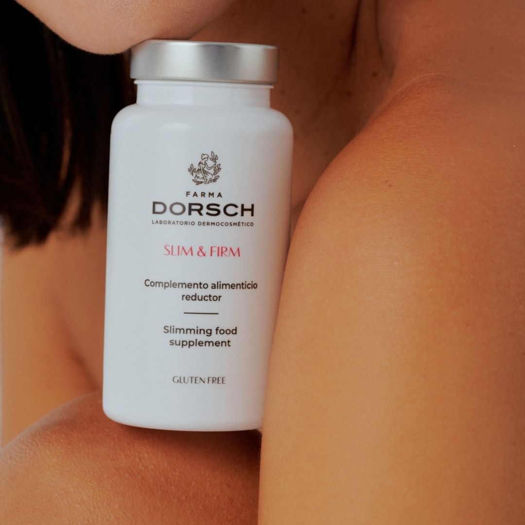 Envase del complemento alimenticio Slim & Firm de Farma Dorsch, mostrado sobre la piel, destacando su diseño limpio y elegante.