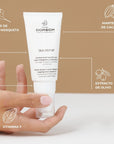 Ingredientes principales de la crema Skin Repair de Farma Dorsch: aceite de rosa mosqueta, manteca de cacao, vitamina F y extracto de olivo, mostrados junto al envase del producto.