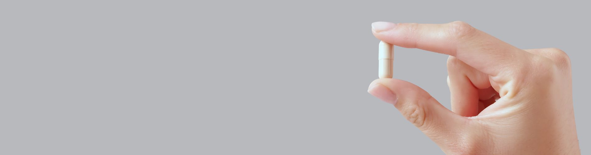 Banner para reafirmantes y anticeluiliticos de FARMA DORSCH, mano sosteniendo capsula de complemento suplemento alimenticio VISION, BAGS AND CIRCLES para salud ocular bolsas y ojeras mejora de visión.