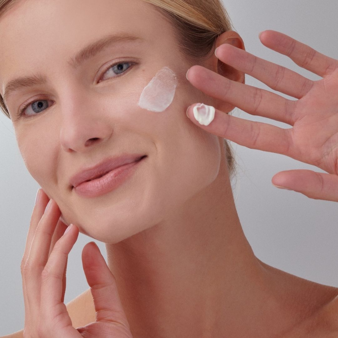 Persona aplicando crema Retinol + Vitamin C de Farma Dorsch en el rostro, mostrando su textura y modo de uso.
¿Deseas que compile todas las plantillas en un archivo para entrega? Puedo organizarlo por producto y tipo de imagen para que sea fácil de consultar y compartir.