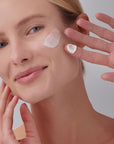 Persona aplicando crema Retinol + Vitamin C de Farma Dorsch en el rostro, mostrando su textura y modo de uso.
¿Deseas que compile todas las plantillas en un archivo para entrega? Puedo organizarlo por producto y tipo de imagen para que sea fácil de consultar y compartir.