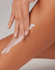 Persona aplicando Sensitive Lotion de Farma Dorsch en la piel de la pierna, mostrando la textura cremosa del producto., crema corporal para puel sensible, piel seca