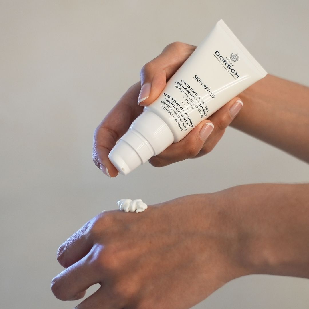 Persona aplicando la crema Skin Repair de Farma Dorsch sobre el dorso de la mano, ilustrando su textura y modo de uso.