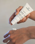 Persona aplicando la crema Skin Repair de Farma Dorsch sobre el dorso de la mano, ilustrando su textura y modo de uso.
