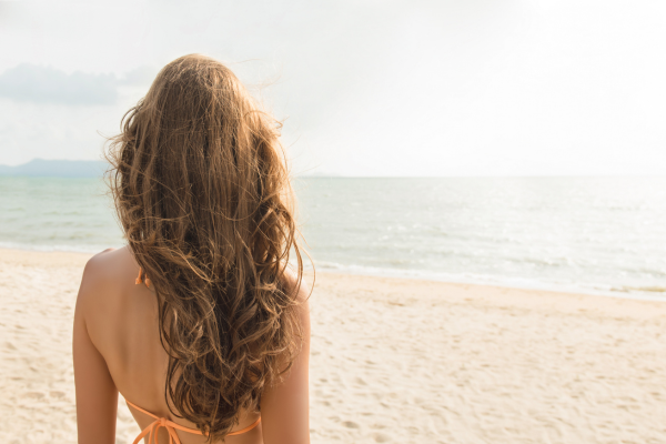 Cabello sin encrespamiento en verano gracias al Serum Antifrizz de FARMA DORSCH.