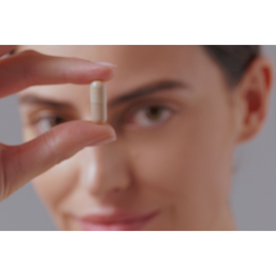 Mujer mostrando el suplemento VISION, BAGS & CIRCLES de FARMA DORSCH