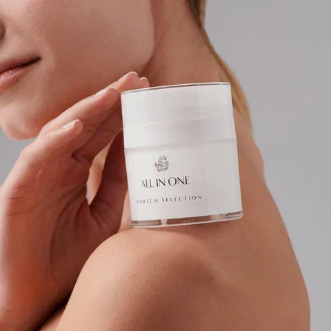 Mujer sosteniendo la crema antiedad All In One de FARMA DORSCH, tratamiento integral para piel madura