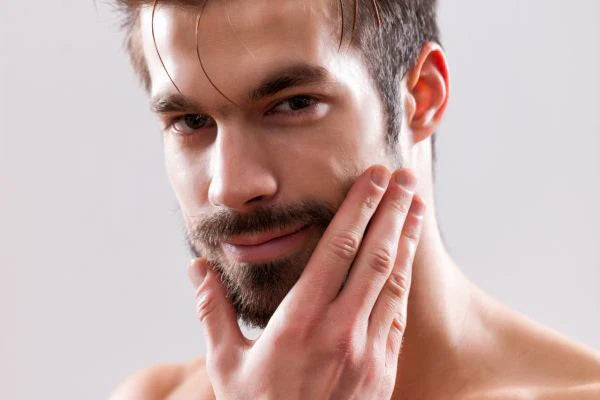 hombre con la mano sobre la cara