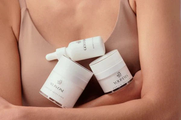 mujer sosteniendo entre sus brazos los tres productos selection de FARMA DORSCH