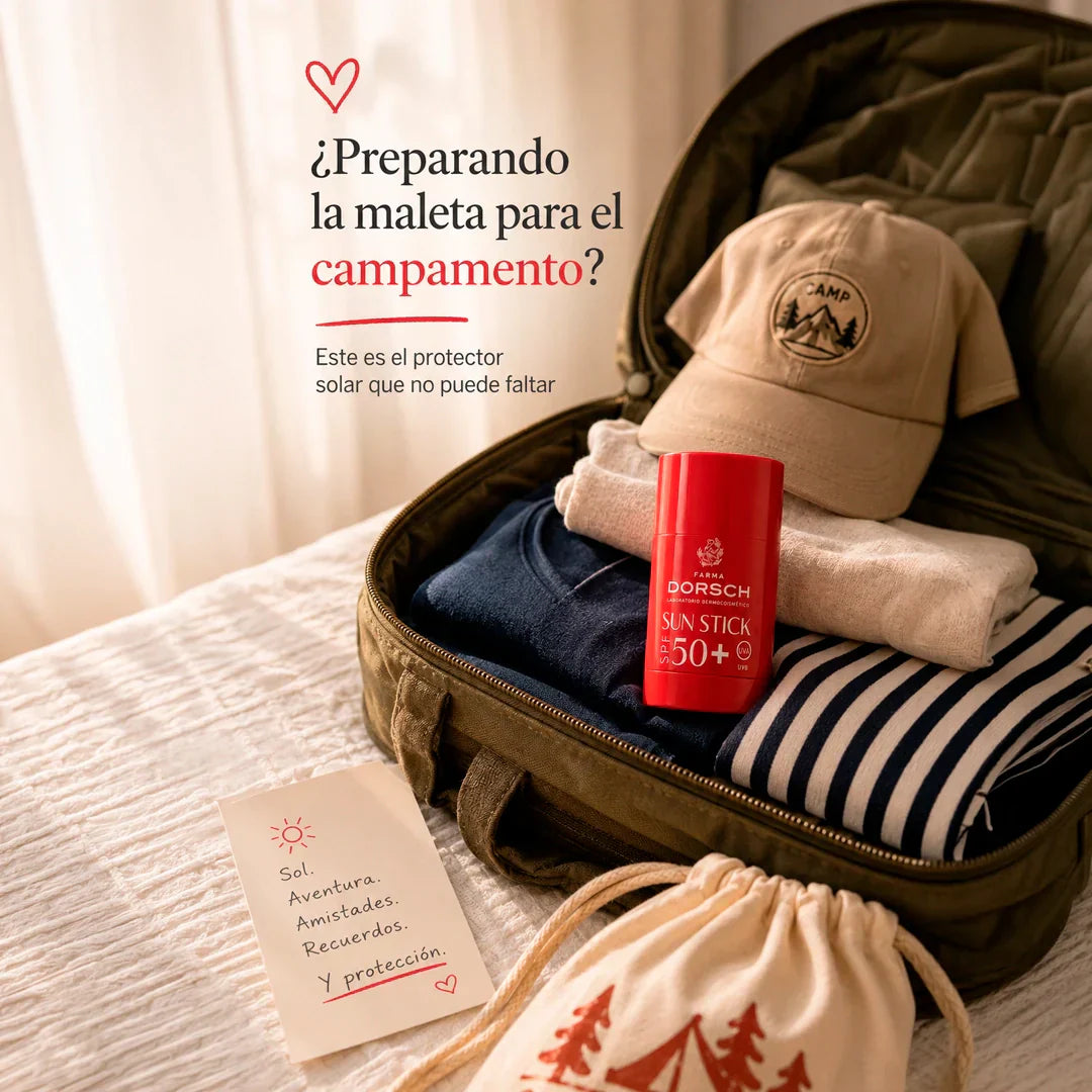Sun Stick SPF 50+ de FARMA DORSCH, protector solar en stick para niños, sobre fondo de verano con mochila de campamento.