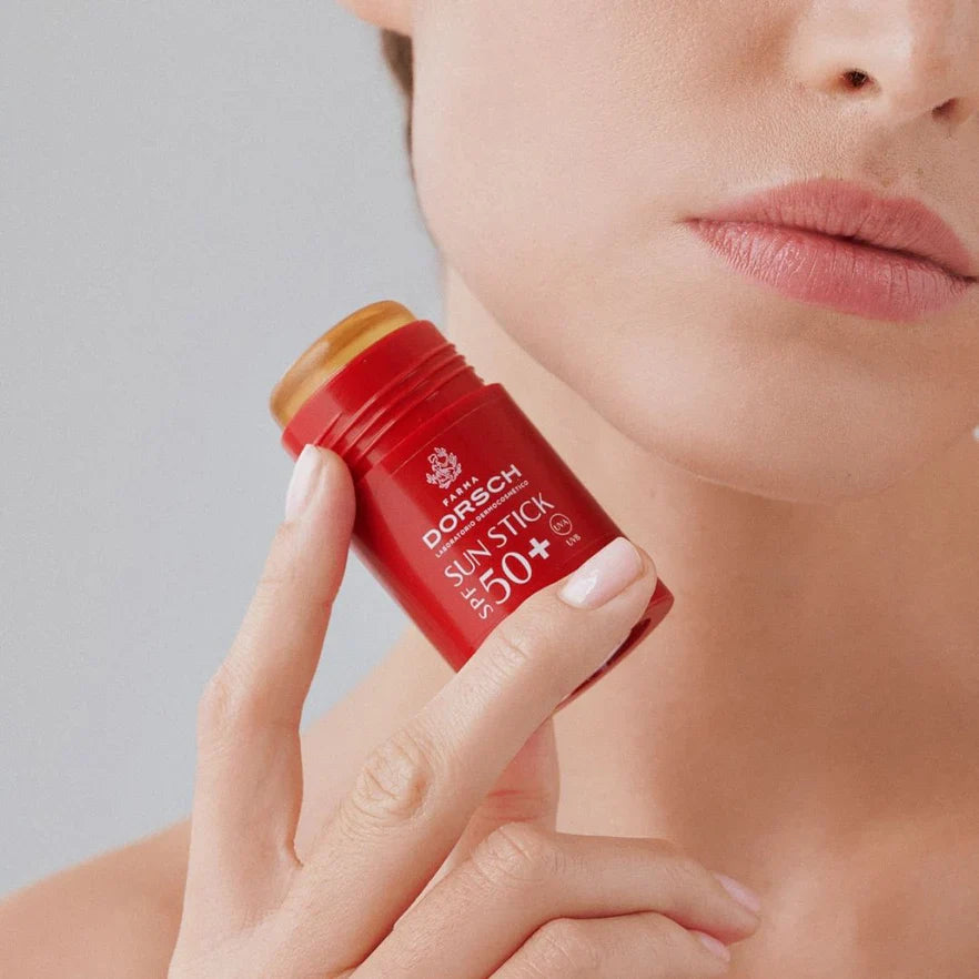 Chica sujetando entre sus dedos el protector solar Sun Stick de Farma Dorsch