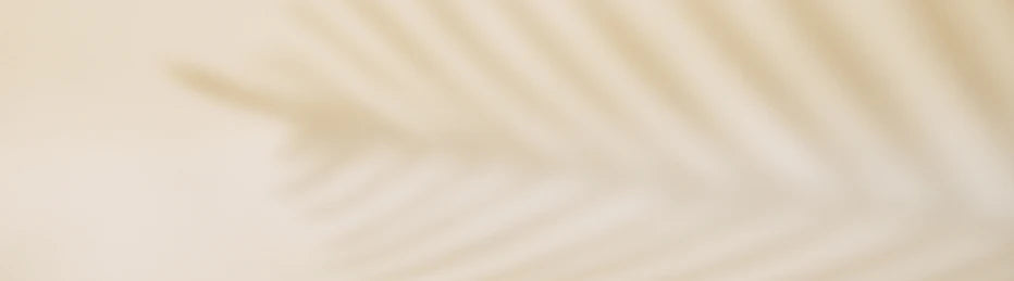 banner fondo beige con sobra de palma proyectada FARMA DORSCH