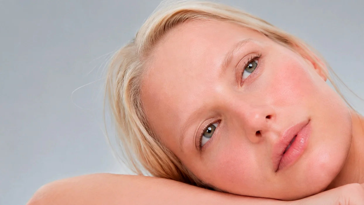 Mujer con piel sensible que busca productos dermatológicamente testados en pieles sensibles. Fotografía realizada especialmente para la web de FARMA DORSCH