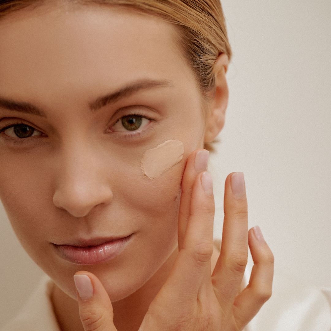Mujer aplicando la CC CREAM SPF 50 de FARMA DORSCH, crema correctora con protección solar que hidrata, unifica el tono y protege la piel del sol.