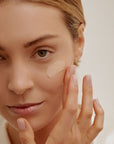 Mujer aplicando la CC CREAM SPF 50 de FARMA DORSCH, crema correctora con protección solar que hidrata, unifica el tono y protege la piel del sol.
