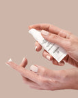 Manos aplicando la crema Eye Contour Cream de FARMA DORSCH sobre fondo neutro, tratamiento especifico para reducir bolsas, ojeras y arrugas, aportando hidratacion y firmeza al contorno ocular.