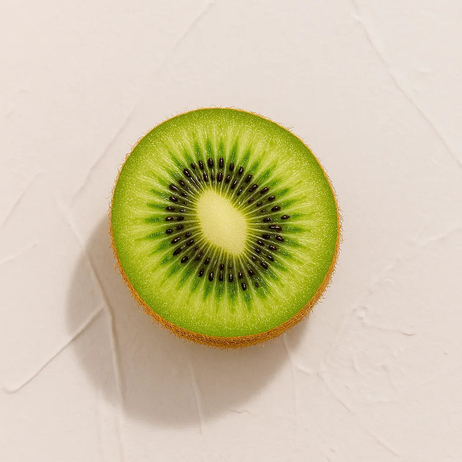 Rodaja de kiwi verde con semillas negras Ingrediente activo Extracto de Kiwi Farma Dorsch rico en antioxidantes y vitaminas C E para tratamiento facial y corporal sobre fondo blanco suave en cosmetica natural española