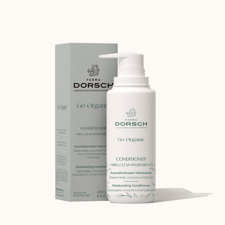 Acondicionador conditioner de FARMA DORSCH con su caja sobre un fondo blanco 