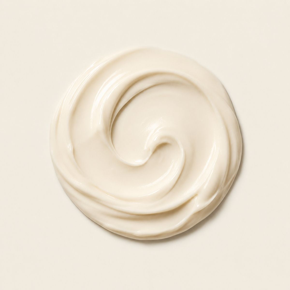 Textura nutritiva de ALL IN ONE de FARMA DORSCH, crema facial antiedad de rápida absorción para piel más firme y luminosa.
