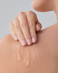 Mujer aplicando ALOE GEL de FARMA DORSCH en el cuerpo para refrescar e hidratar la piel después del sol.
