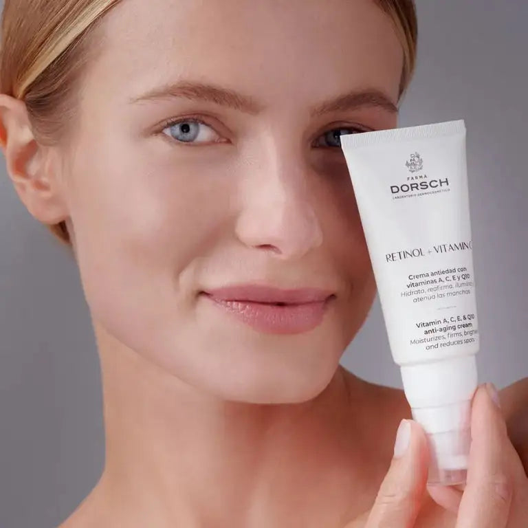 Mujer con piel luminosa mostrando la crema Retinol + Vitamin C de FARMA DORSCH, tratamiento antiedad que combina retinol y vitaminas A, C, E y Q10 para hidratar, reafirmar, reducir arrugas y atenuar manchas.