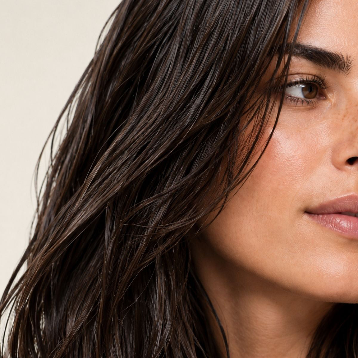 Cabello más suave, brillante y sin encrespamiento tras aplicar ANTIFRIZZ SERUM de FARMA DORSCH.