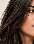 Cabello más suave, brillante y sin encrespamiento tras aplicar ANTIFRIZZ SERUM de FARMA DORSCH.