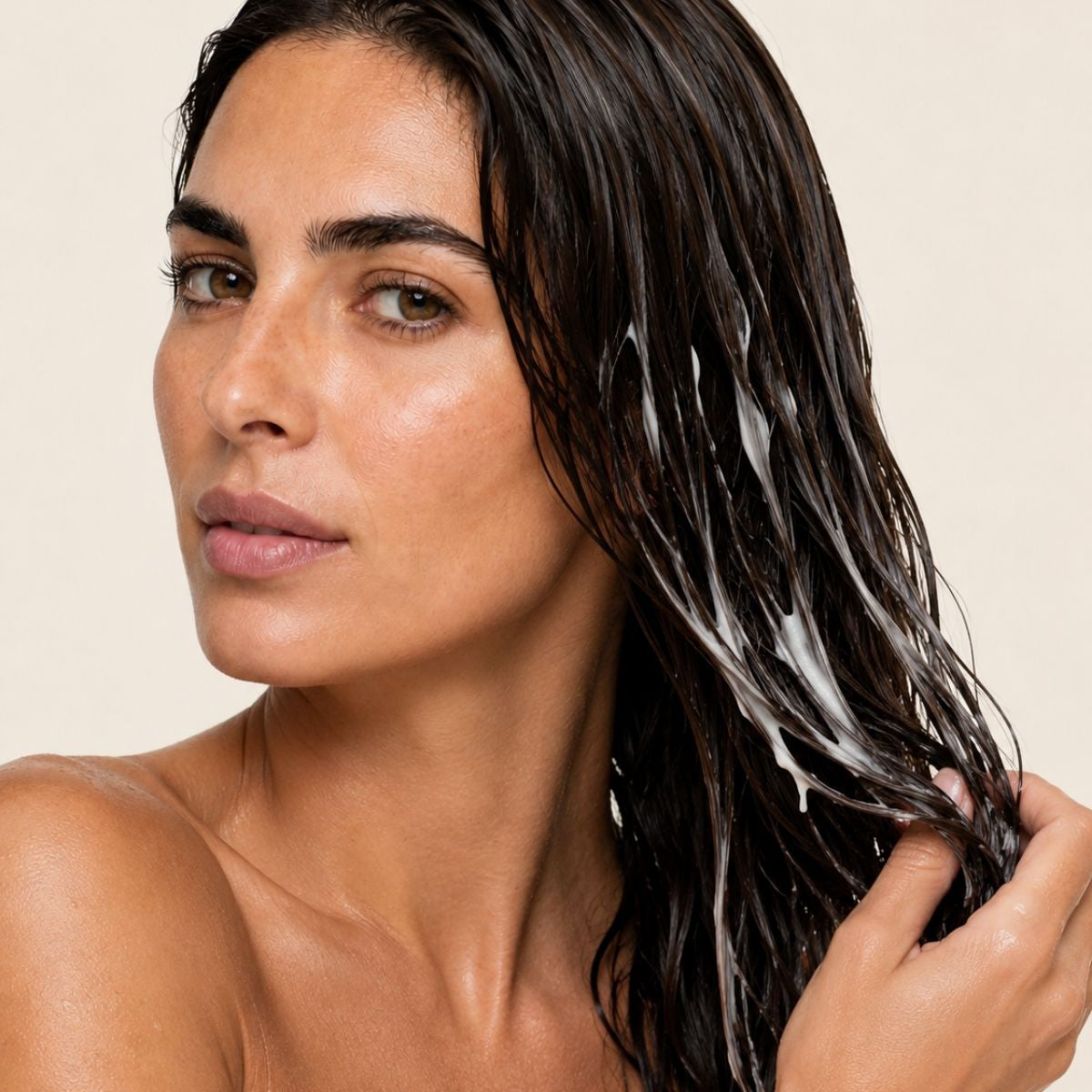 Mujer aplicando ACONDICIONADOR GO ORGANIC de FARMA DORSCH para conseguir un cabello más suave y fácil de peinar