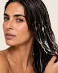 Mujer aplicando ACONDICIONADOR GO ORGANIC de FARMA DORSCH para conseguir un cabello más suave y fácil de peinar