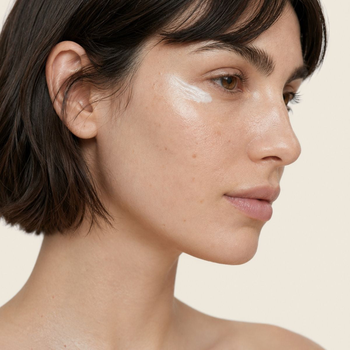Mujer aplicando EYE CONTOUR CREAM de FARMA DORSCH en el contorno de ojos para cuidar arrugas y signos de fatiga.