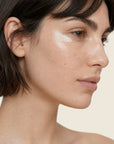 Mujer aplicando EYE CONTOUR CREAM de FARMA DORSCH en el contorno de ojos para cuidar arrugas y signos de fatiga.