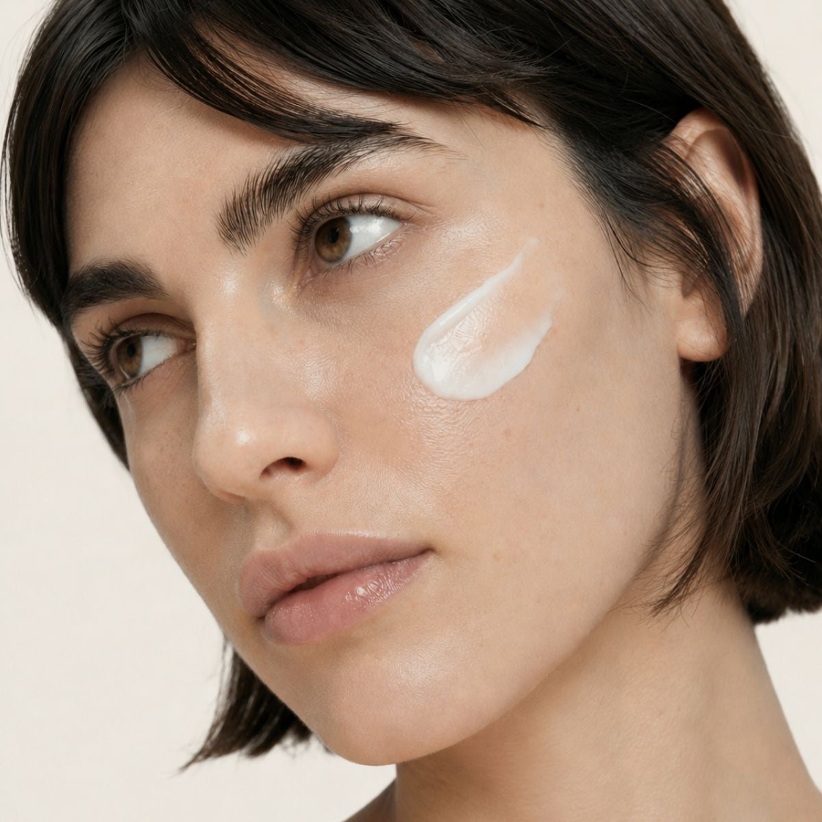 Mujer aplicándose la SPF50 CREAM de FARMA DORSCH en la piel, protección solar SPF 50