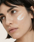 Mujer aplicándose la SPF50 CREAM de FARMA DORSCH en la piel, protección solar SPF 50