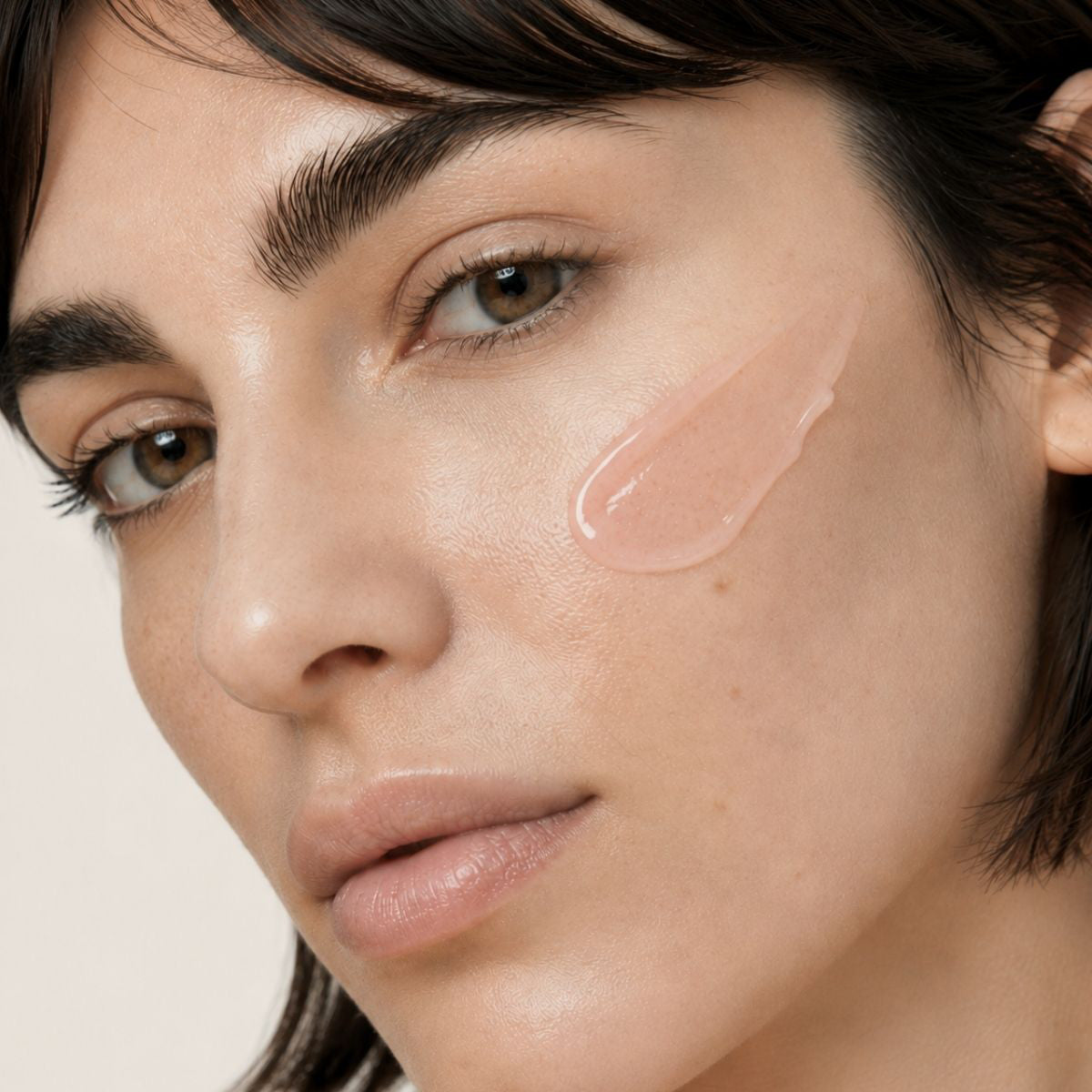 Mujer aplicando STOP AKNEIK de FARMA DORSCH en zonas con imperfecciones para cuidar la piel acneica.