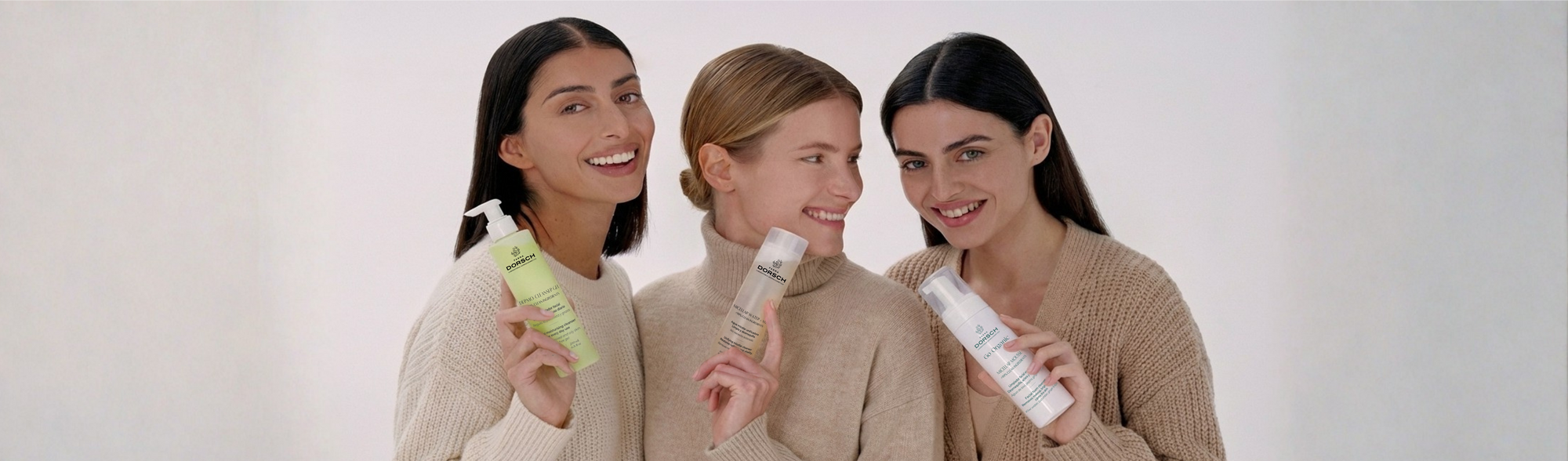 3 chicas sujetando entre sus manos productos de limpieza de farma dorsch
