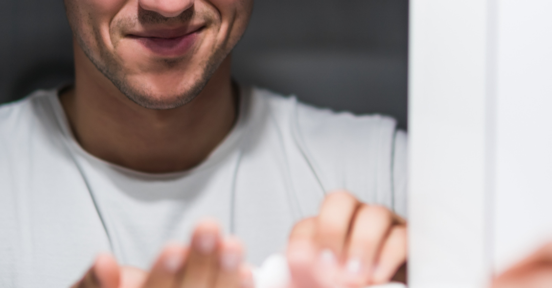 Hombre aplicando producto facial de FARMA DORSCH para el cuidado masculino diario

