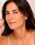 Mujer tomando una pastilla. Fotografía realizada especialmente para la web de FARMA 