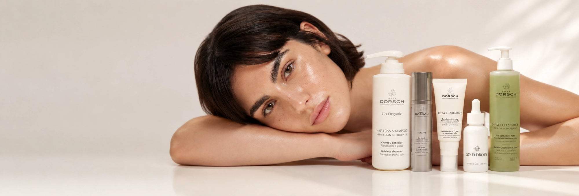 Mujer eligiendo productos FARMA DORSCH para piel y pelo.  Con Test de eficacia.