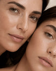 Dos mujeres de distinta edad que quirren saber que productos deben aplicarse para cuidar su piel. Fotografía realizada especialmente para la web de FARMA 